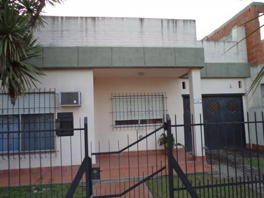 Excelente propiedad con estado impecable. Ubicado a 8 cuadras de Acceso Oeste y 5 de avenida Ratti, líneas de colectivo a una cuadra a estaciones de ferrocarril Ituzaingó, Castelar, Morón, S.A. Padua y Merlo. Ver más fotos del inmueble en: www.trevinoprop