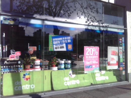 LOCAL AMPLIAS VIDRIERAS SOBRE AV RIVADAVIA
