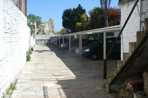 CASAC CON COCHERA 16 AUTOS EN LOTE DE 520M2