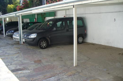 CASAC CON COCHERA 16 AUTOS EN LOTE DE 520M2