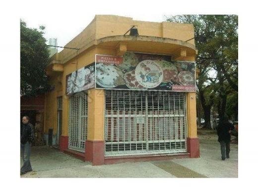 IMPECABLE LOCAL EN ESQUINA ALTAMENTE TRANSITABLE