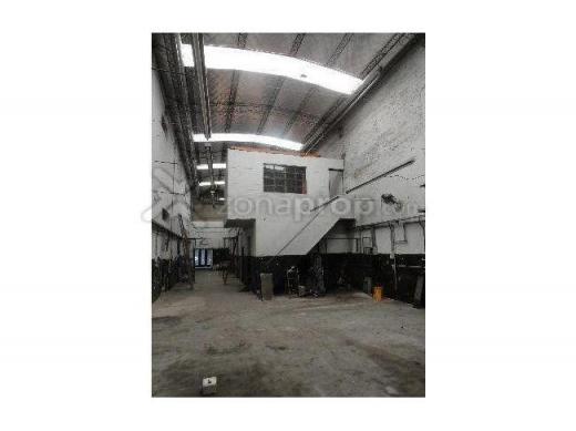 Importante deposito con oficinas