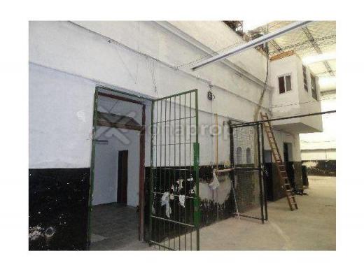 Importante deposito con oficinas