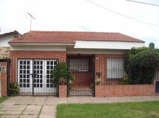 Ituzaingó norte: 11 c/estación. Chalet 4 amb. s/lote 300m2.