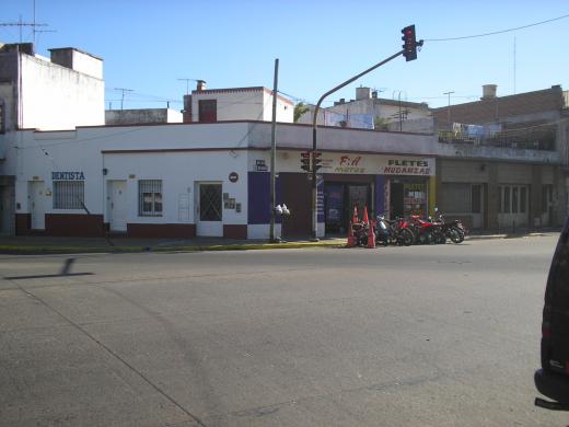 CASA CON 3 LOCALES - (3 AMBIENTES)
