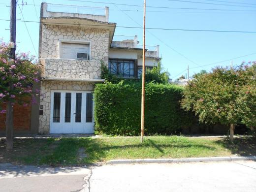 Casa 4 ambientes en Villa Luzuriaga