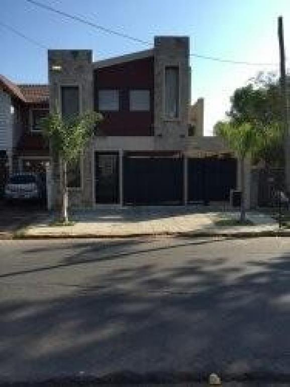 VENDO - ITUZAINGO NORTE CENTRO- CHALET DE 5 AMB.