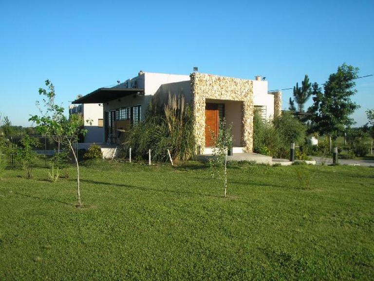 Roldan: Casa 2 dormitorios de categoria en barrio cerrado Pr