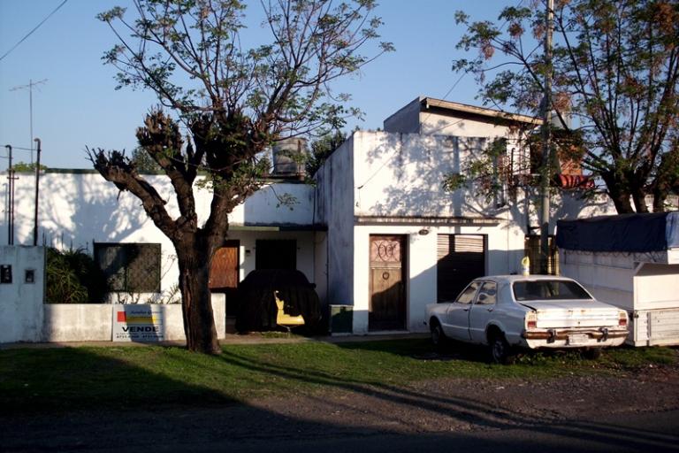 PACHECO: ALVEAR AL 600 - CASA DE 3 AMB. CON DEPTO DE 2 AMB.