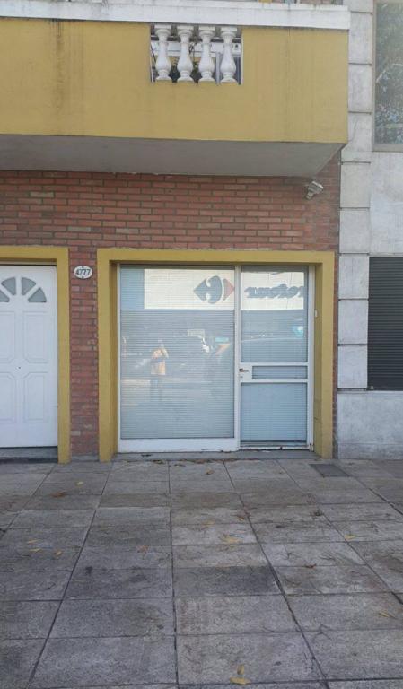 MUYBUENA UBICACION A PASOS DEL SHOPPING DEVOTO LOCAL ALQUILO
