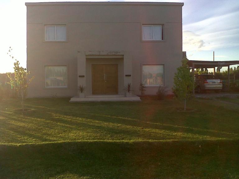 En San Rafael, se vende importante casa en Barrio Privado