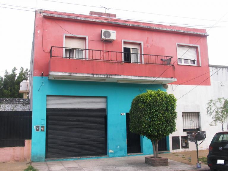 CASA CON LOCAL