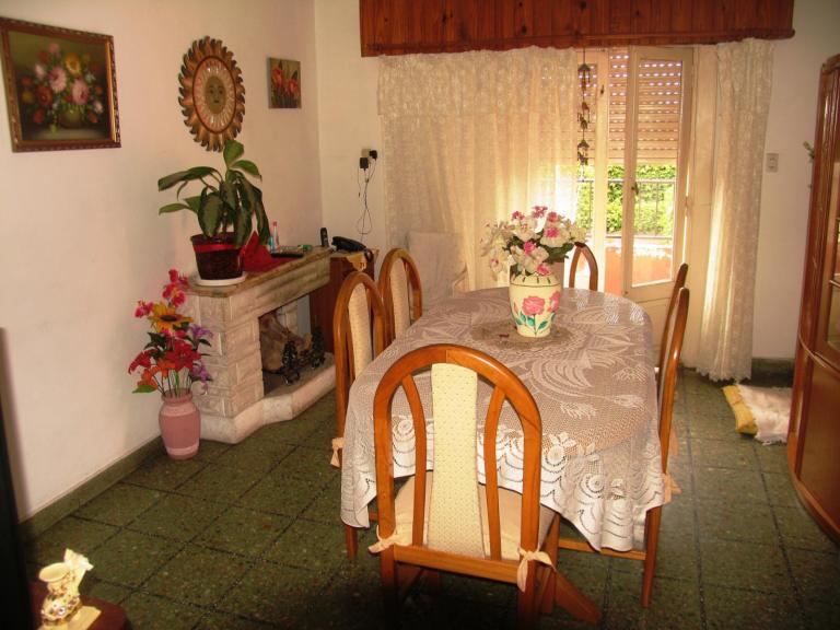 CASA CON LOCAL