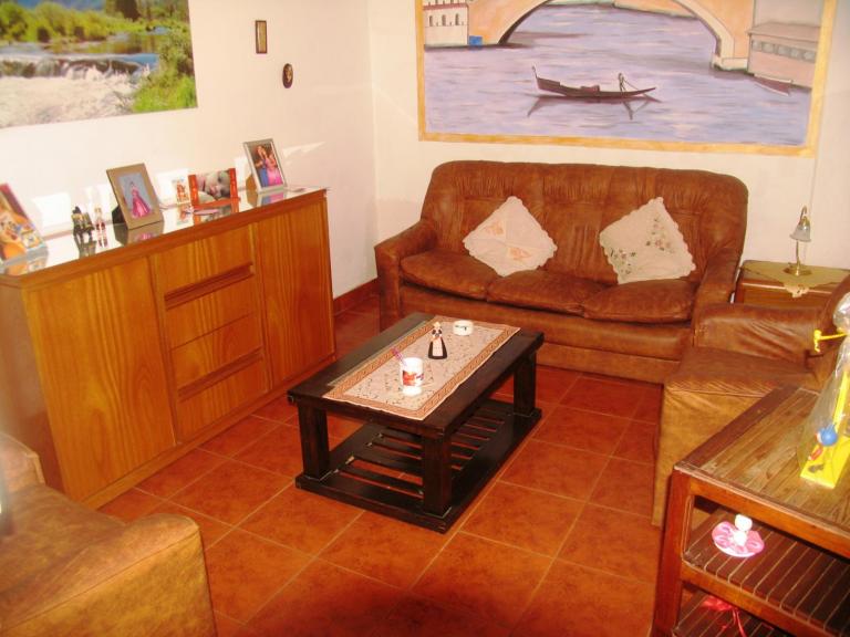 CASA CON LOCAL
