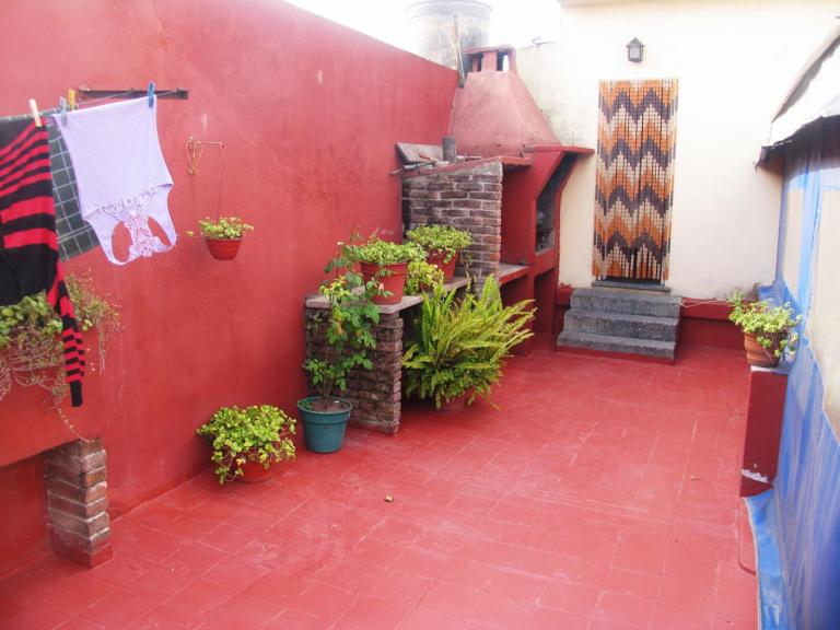 CASA CON LOCAL
