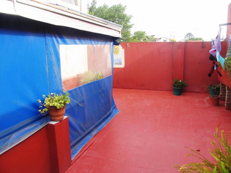 CASA CON LOCAL