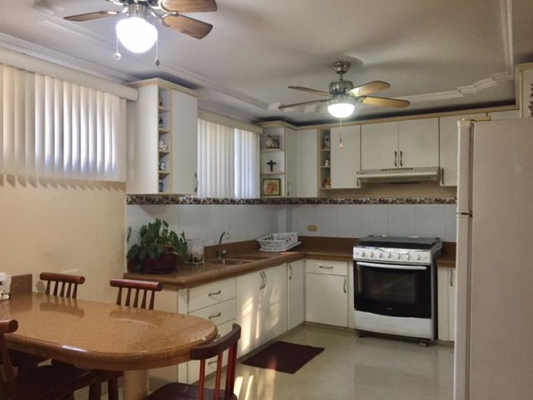 Junto Parque Colon Vendo Departamento 4 Dormitorios.2 parque