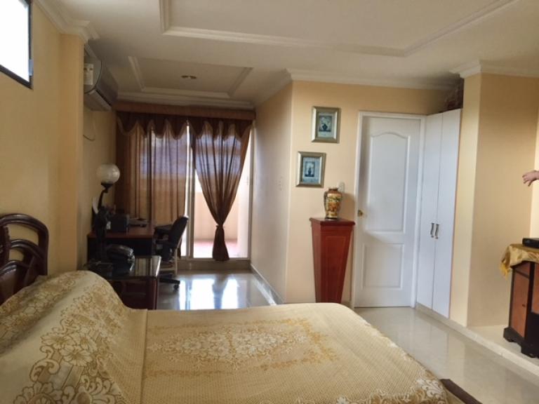 Junto Parque Colon Vendo Departamento 4 Dormitorios.2 parque
