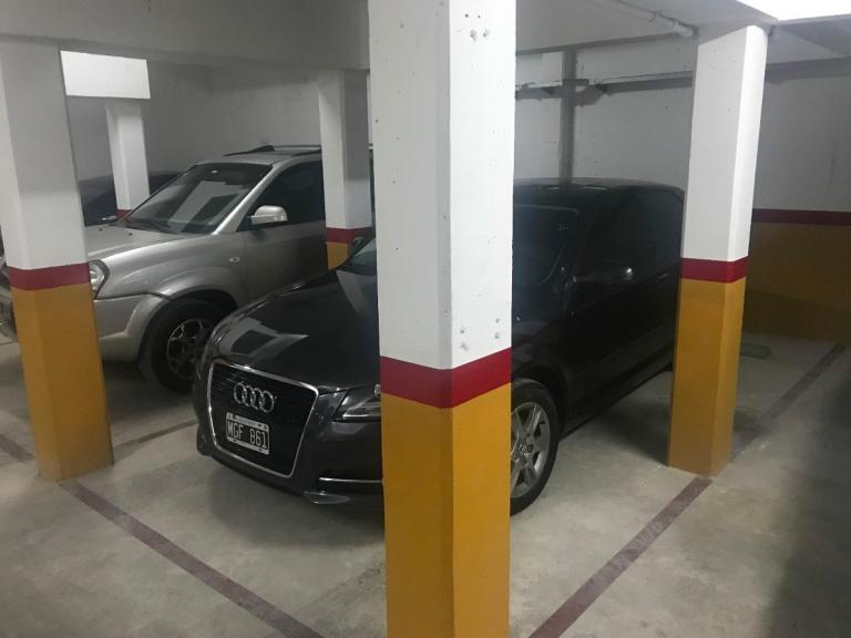 Cochera en edificio Laguzzi en Martinez
