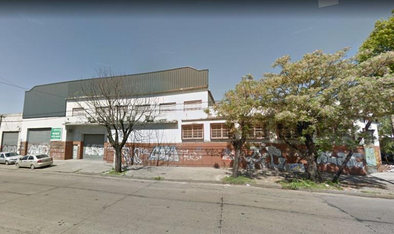 Excelente inmueble industrial 1900 m2 Av. J. D. Peron 5700