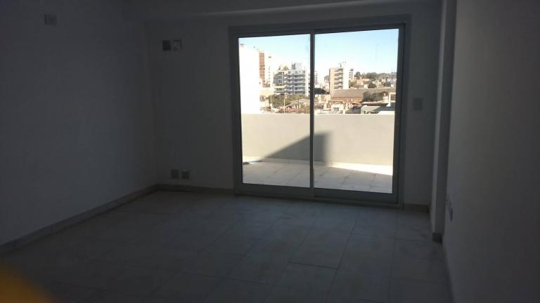 Bº ALTO ALBERDI - FRENTE CON GRAN BALCON TERRAZA