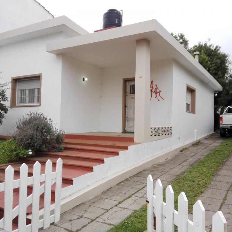Casa sola en lote de 380 M2. A metros del mar