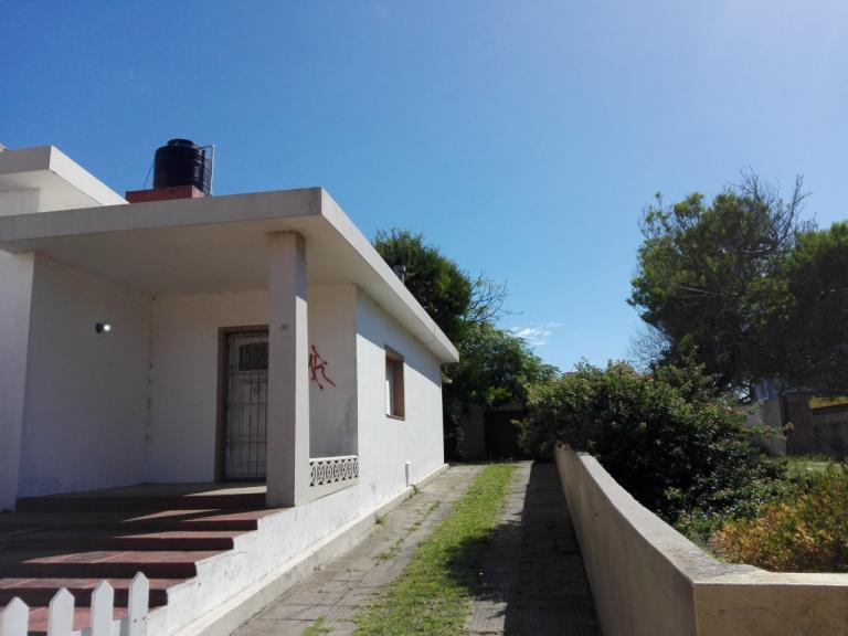 Casa sola en lote de 380 M2. A metros del mar