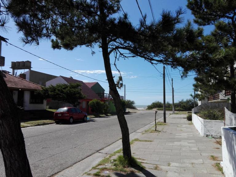 Casa sola en lote de 380 M2. A metros del mar