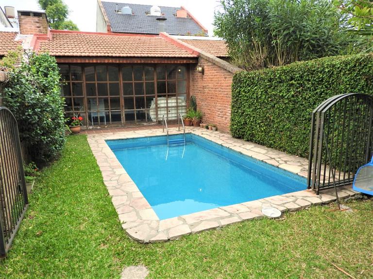Duplex, 3 dormitprios, jardín, pileta y quincho.
