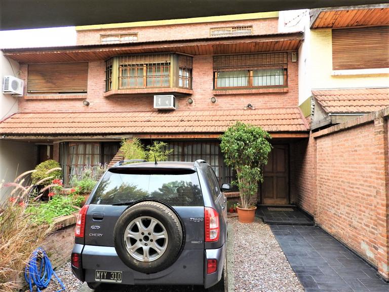 Duplex, 3 dormitprios, jardín, pileta y quincho.