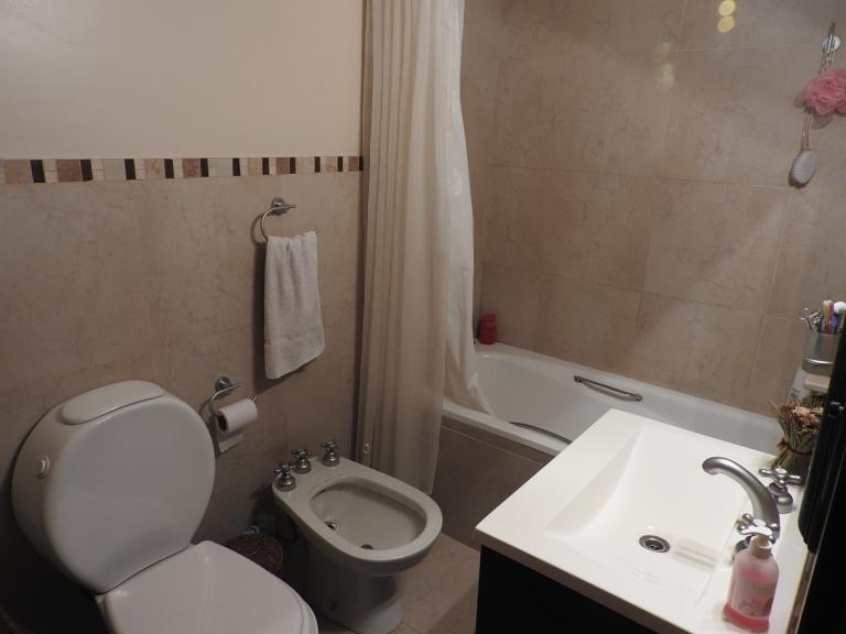 Duplex, 3 dormitprios, jardín, pileta y quincho.