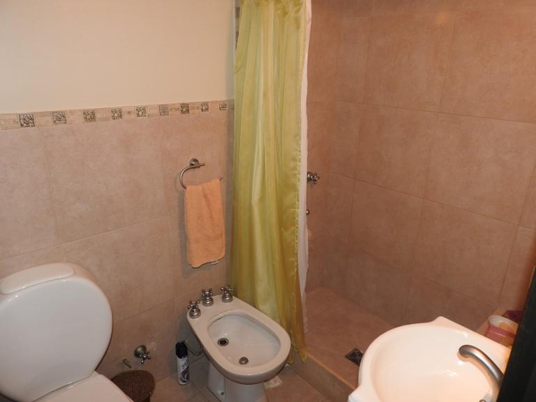 Duplex, 3 dormitprios, jardín, pileta y quincho.