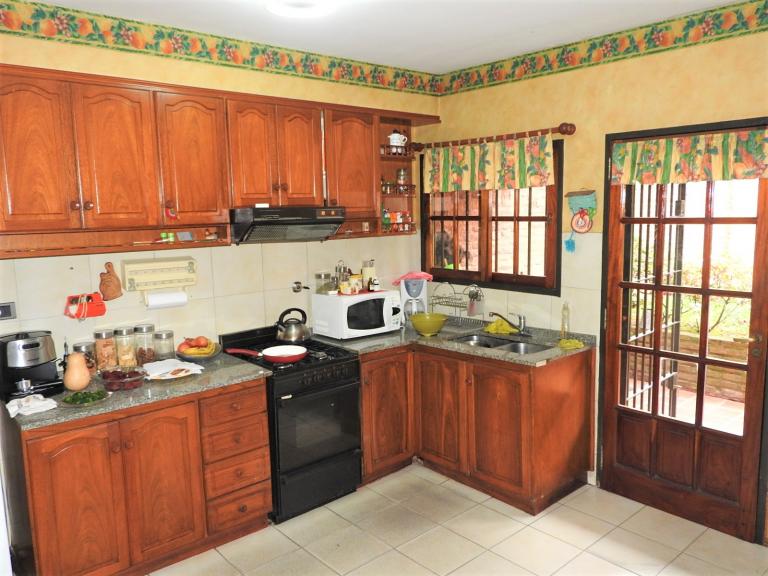 Duplex, 3 dormitprios, jardín, pileta y quincho.