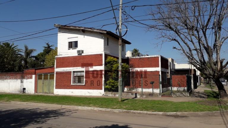 CASA EN ESQUINA RAPIDA SALIDA AL ACCESO