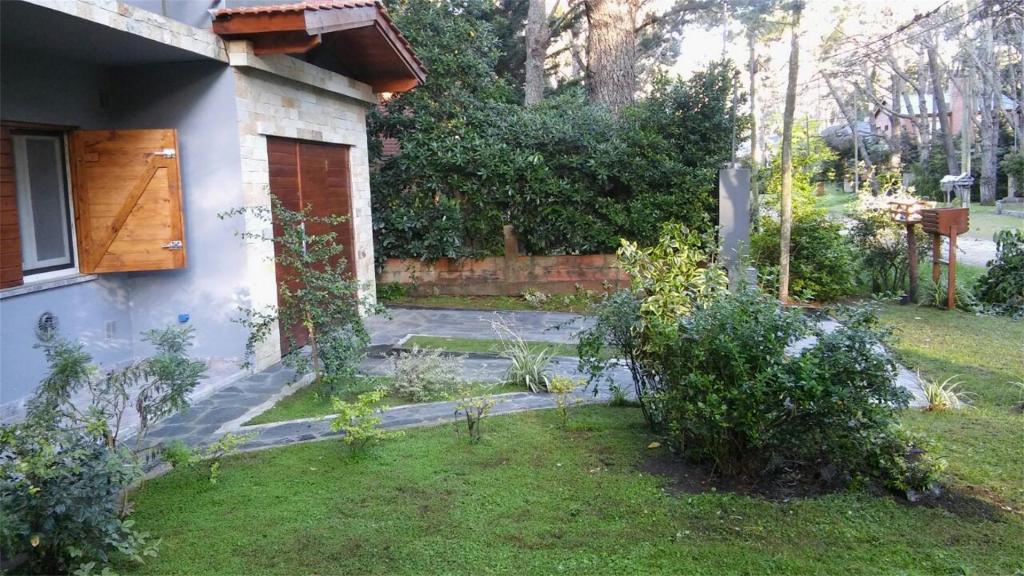 EXCELENTISIMO CHALET DE 5 AMB EN 2 PLANTAS CON COCHERA.