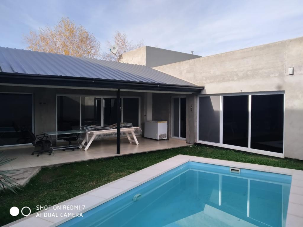 Venta casa con Piscina mas locales y dptos