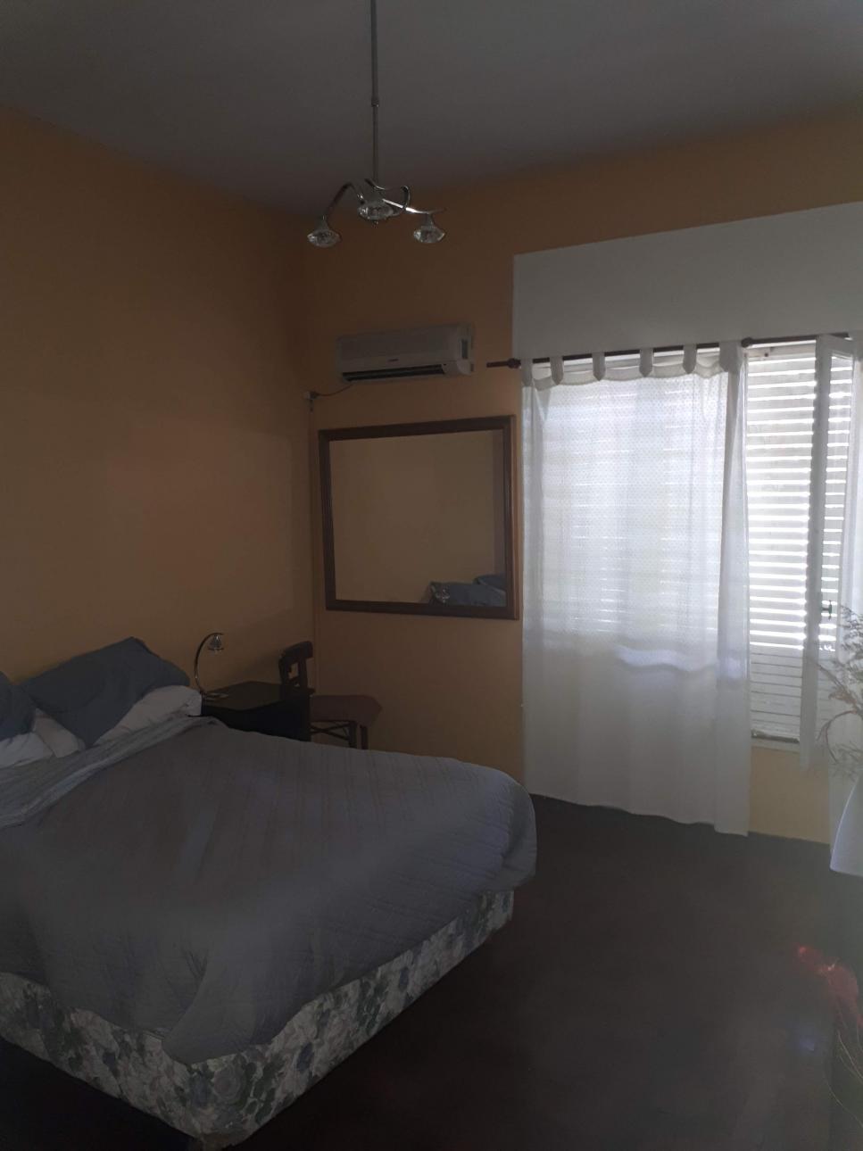 Casa 3 ambientes estilo americano, cochera y fondo c/pileta.