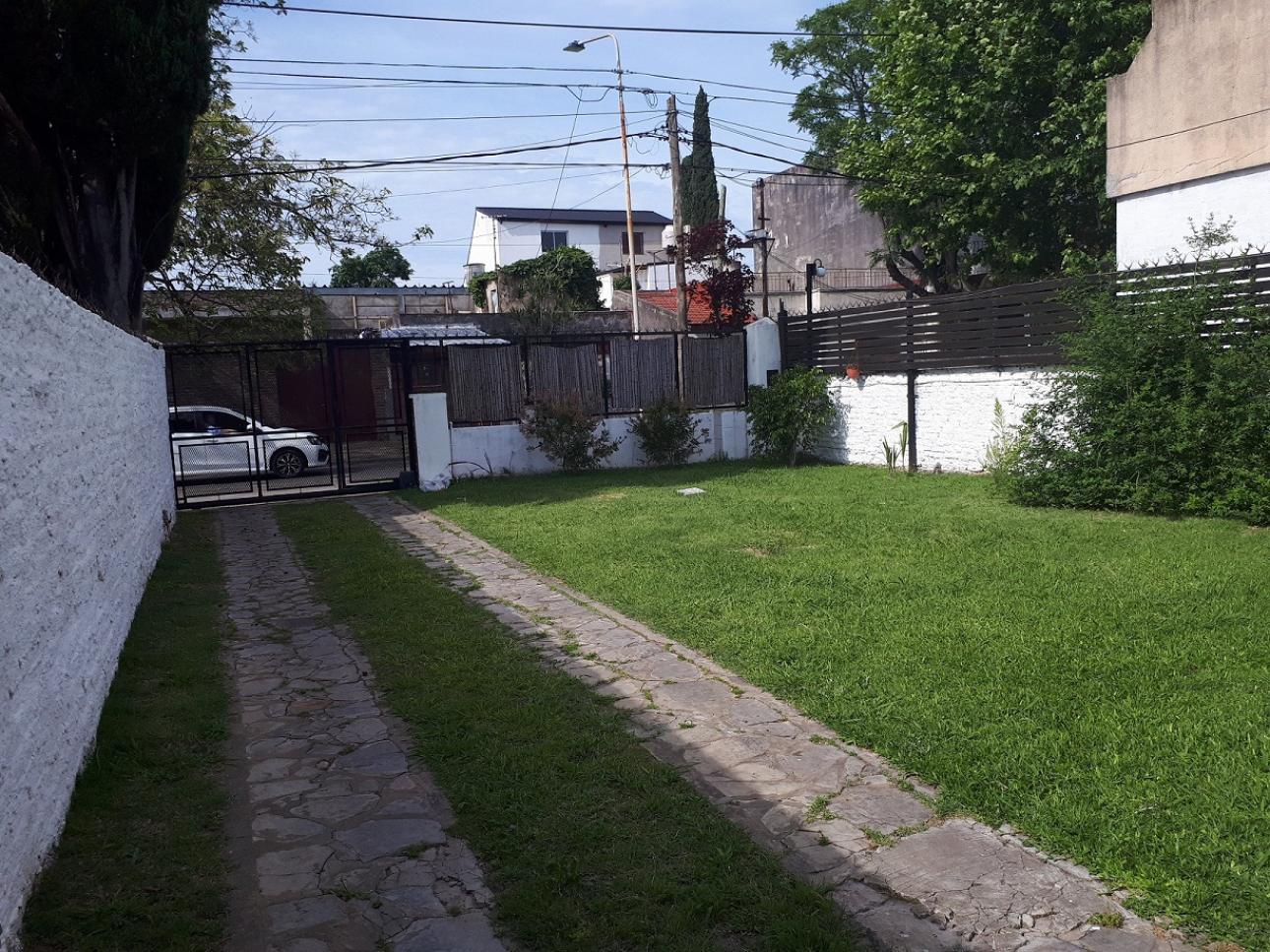 Casa 3 ambientes estilo americano, cochera y fondo c/pileta.