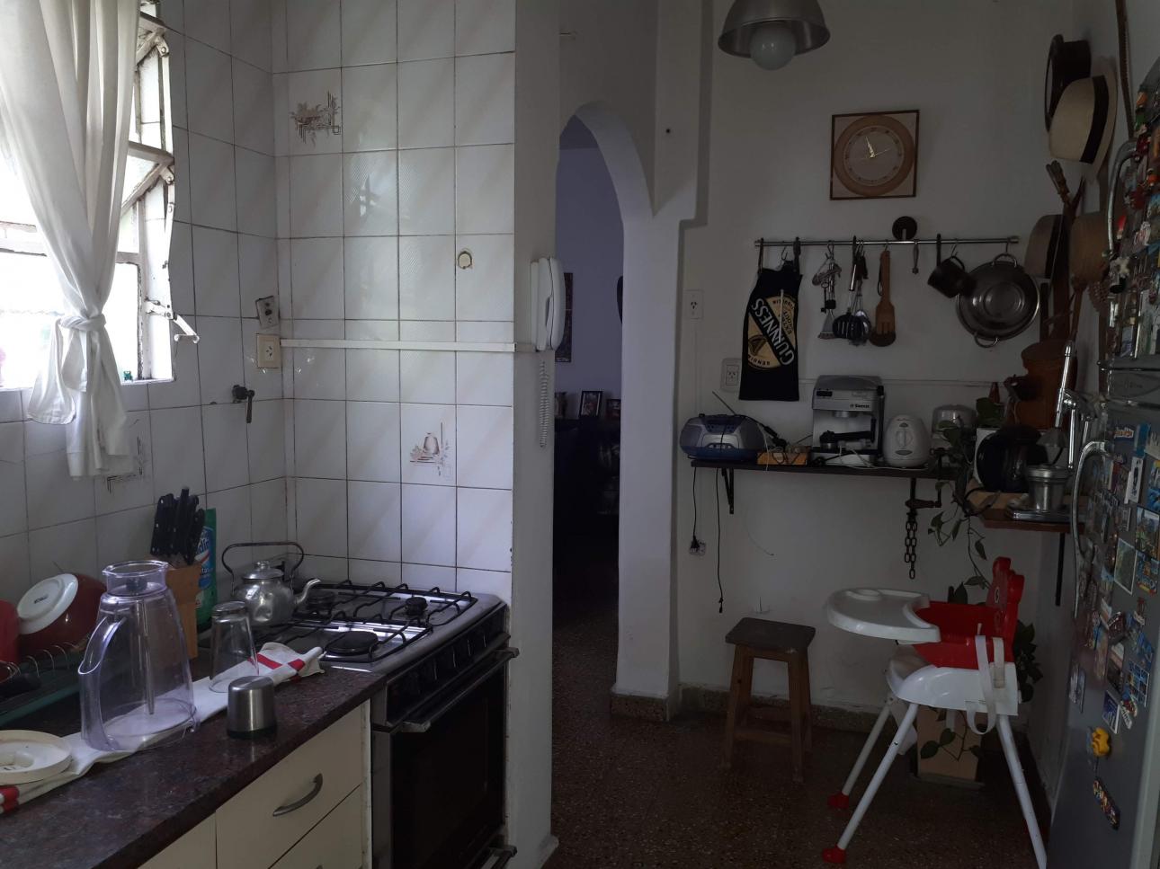 Casa 3 ambientes estilo americano, cochera y fondo c/pileta.