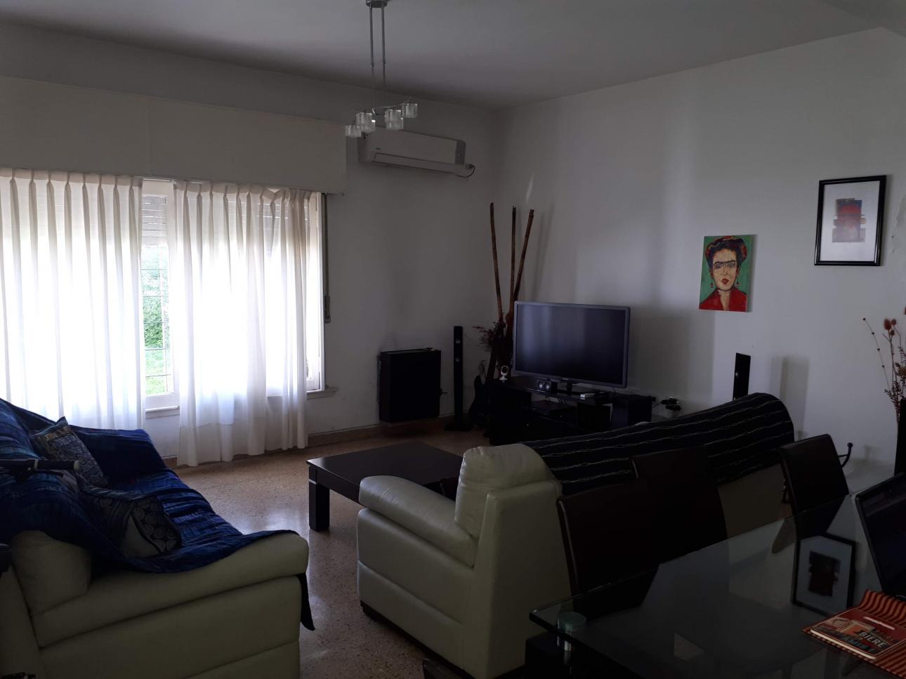 Casa 3 ambientes estilo americano, cochera y fondo c/pileta.