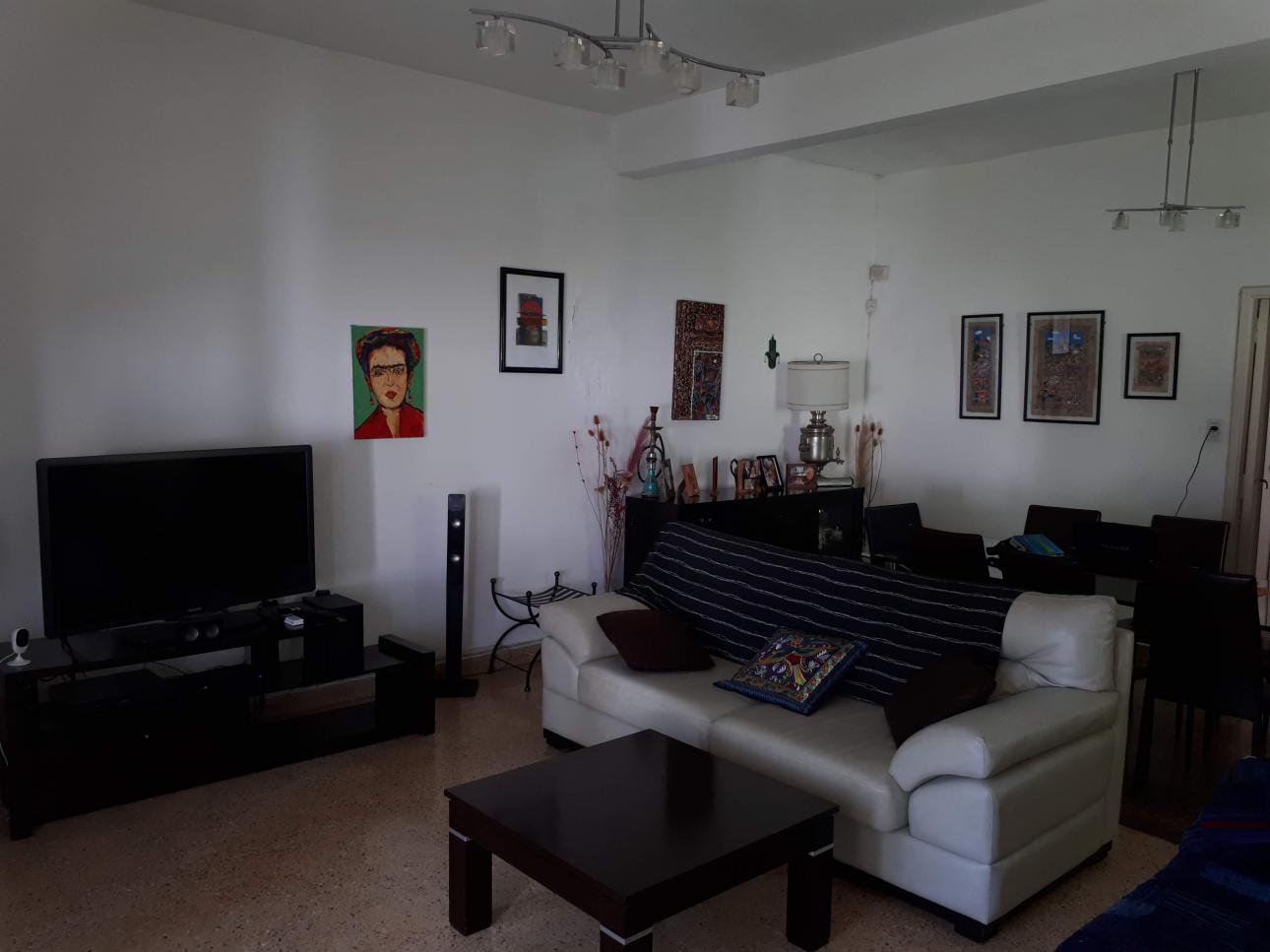 Casa 3 ambientes estilo americano, cochera y fondo c/pileta.