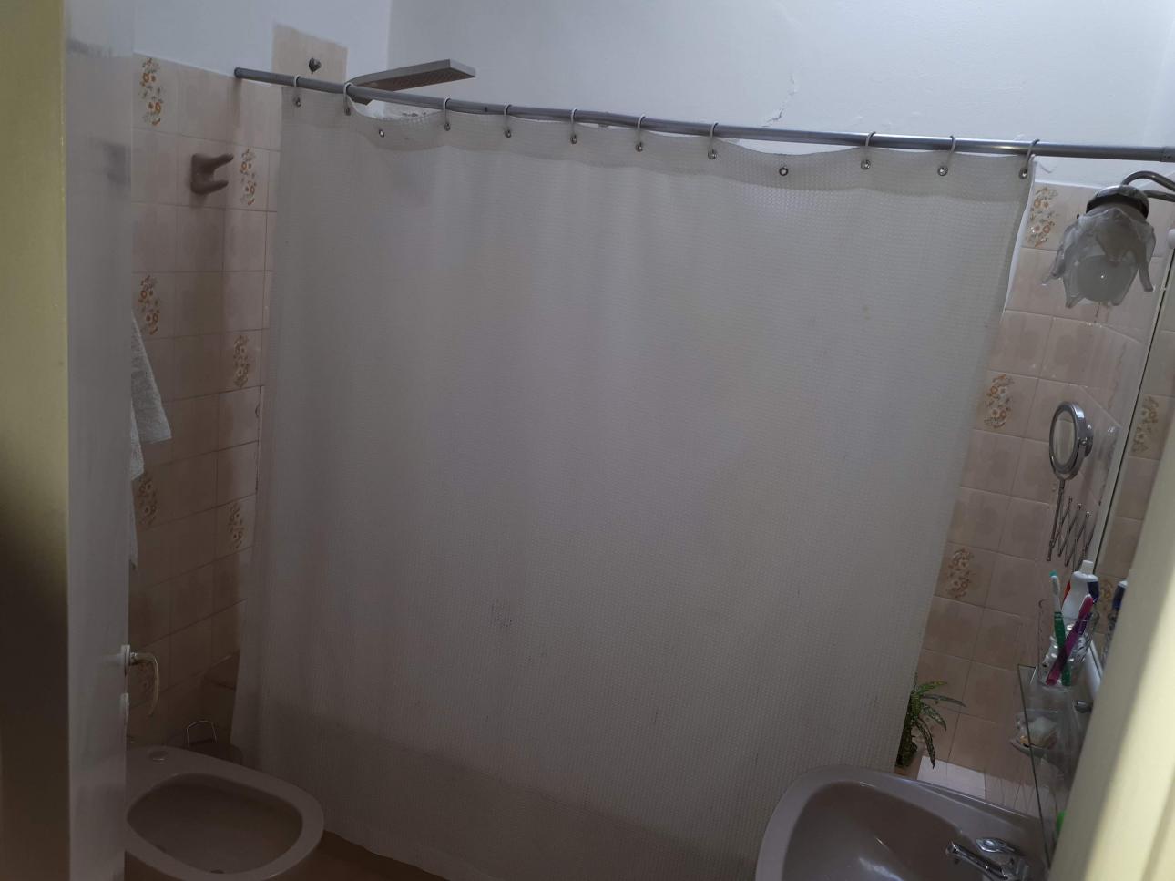 Casa 3 ambientes estilo americano, cochera y fondo c/pileta.