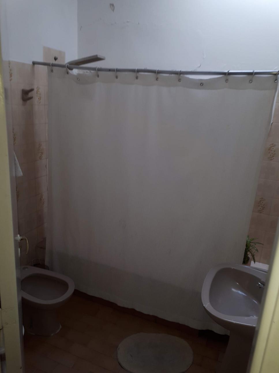 Casa 3 ambientes estilo americano, cochera y fondo c/pileta.