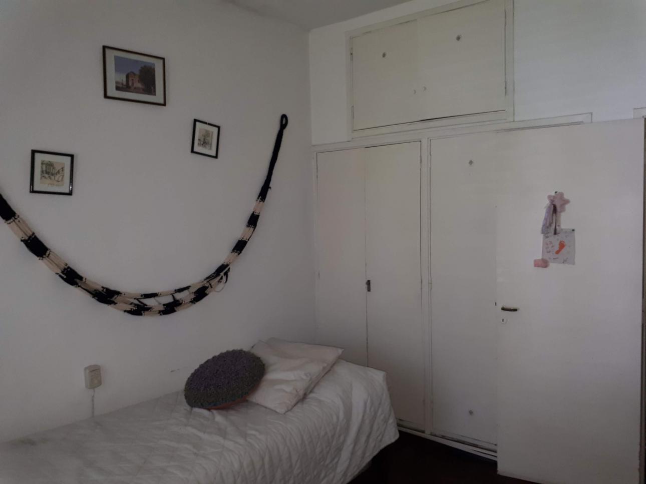 Casa 3 ambientes estilo americano, cochera y fondo c/pileta.