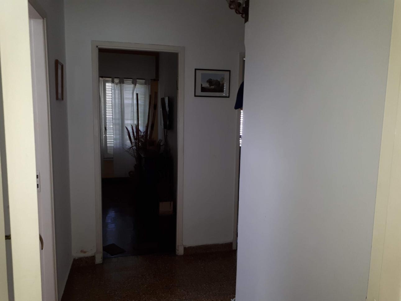 Casa 3 ambientes estilo americano, cochera y fondo c/pileta.