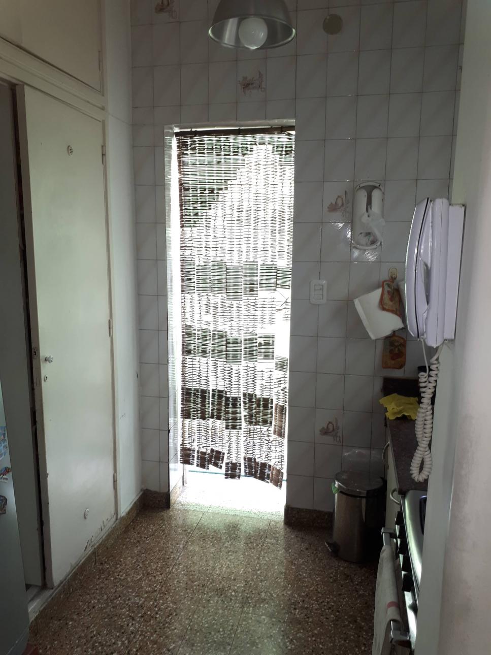 Casa 3 ambientes estilo americano, cochera y fondo c/pileta.