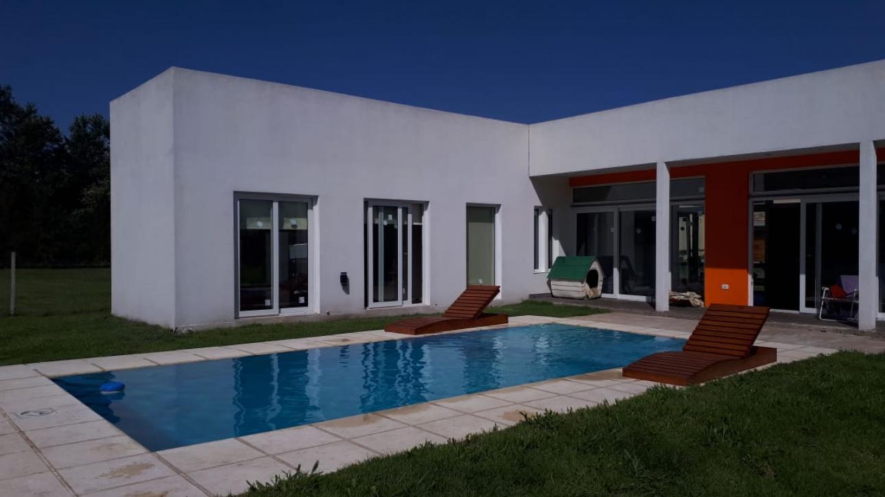 HERMOSA CASA EN B° PRIVADO