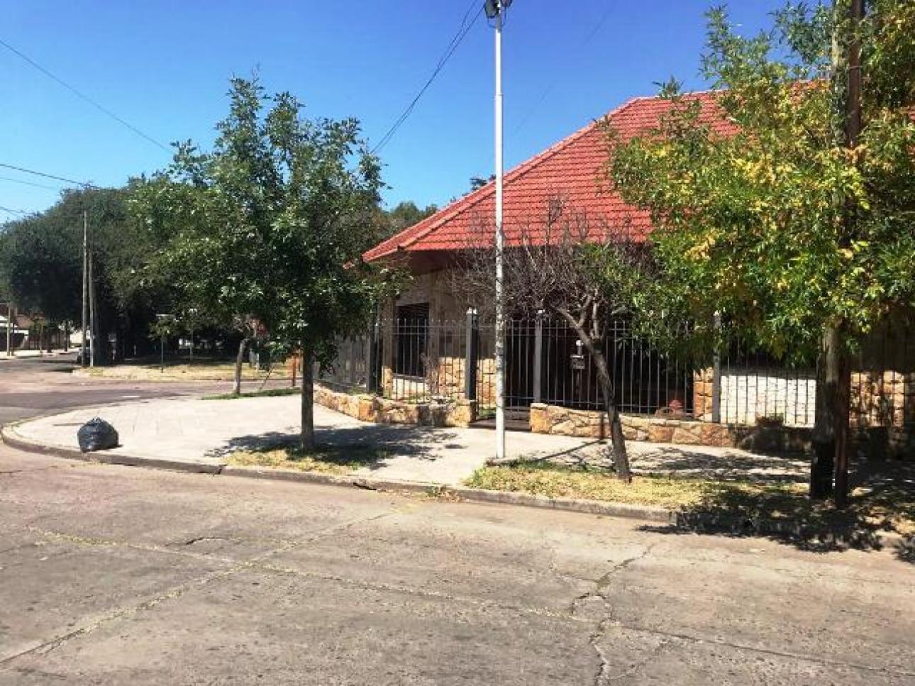 Chalet de siete ambientes en venta en Haedo Barrio Guemes