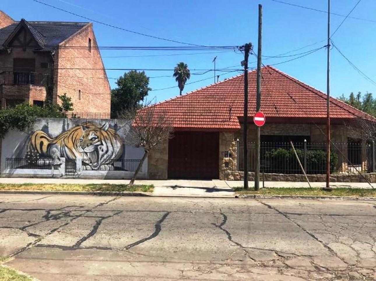 Chalet de siete ambientes en venta en Haedo Barrio Guemes