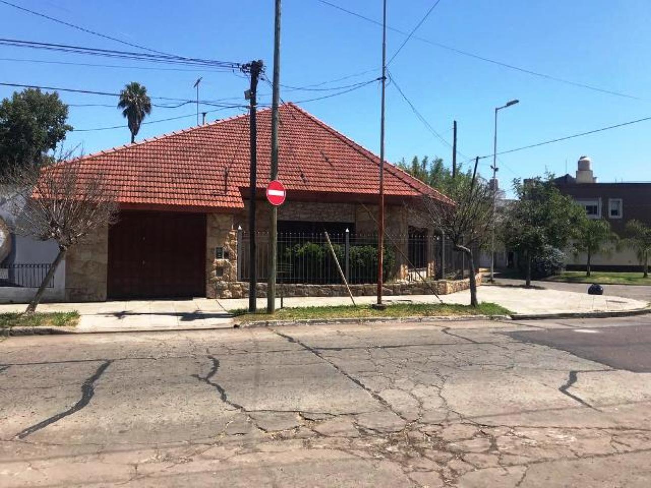 Chalet de siete ambientes en venta en Haedo Barrio Guemes